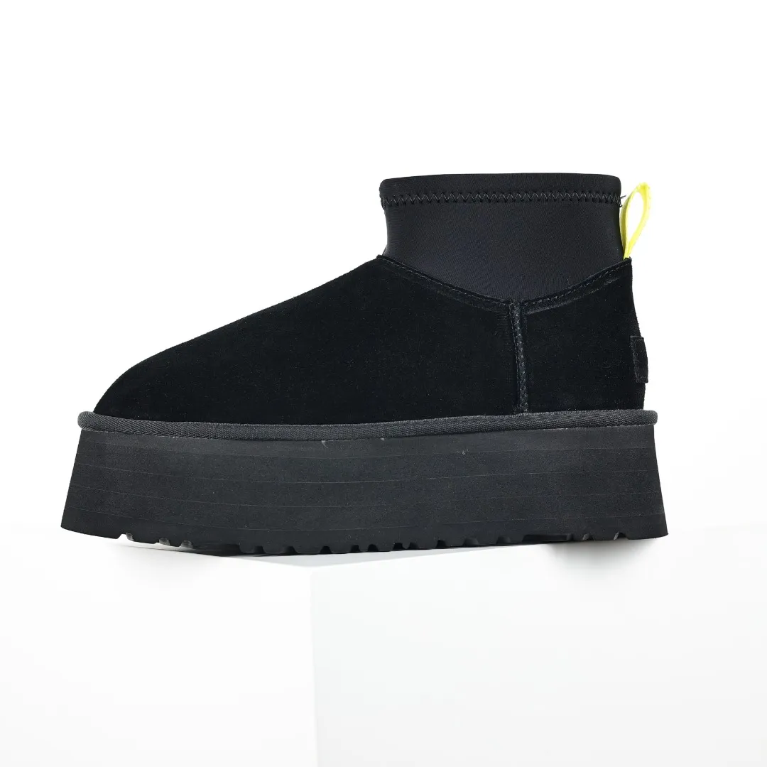 Pick up locally 💰600 Core recommended good price It is a very suitable choice for home furnishings. In the new year, uug launched a series of styles, which are partial to the preferences of young consumers and have also moved to the forefront of fashion trends. Shoe body material: water-repellent coated suede upper, 17 mm UGGPURE™ implantable wool insole, lightweight non-slip and comfortable rubber outsole, with brand LOGO and trademark, with full packaging Size: 35 36 37 38 39 40